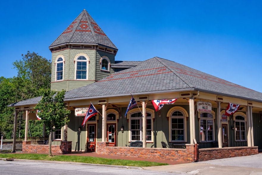 More Photos Of 8112 Columbia Rd, Olmsted Falls General Retail For Sale