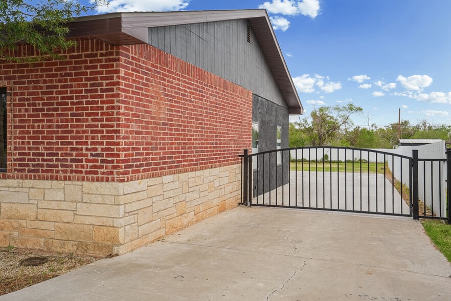 More Photos Of 7327 19th St, Lubbock Office For Sale
