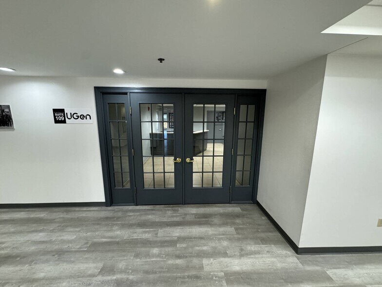 More Photos Of 2020 Front St, Cuyahoga Falls Office Residential For Lease