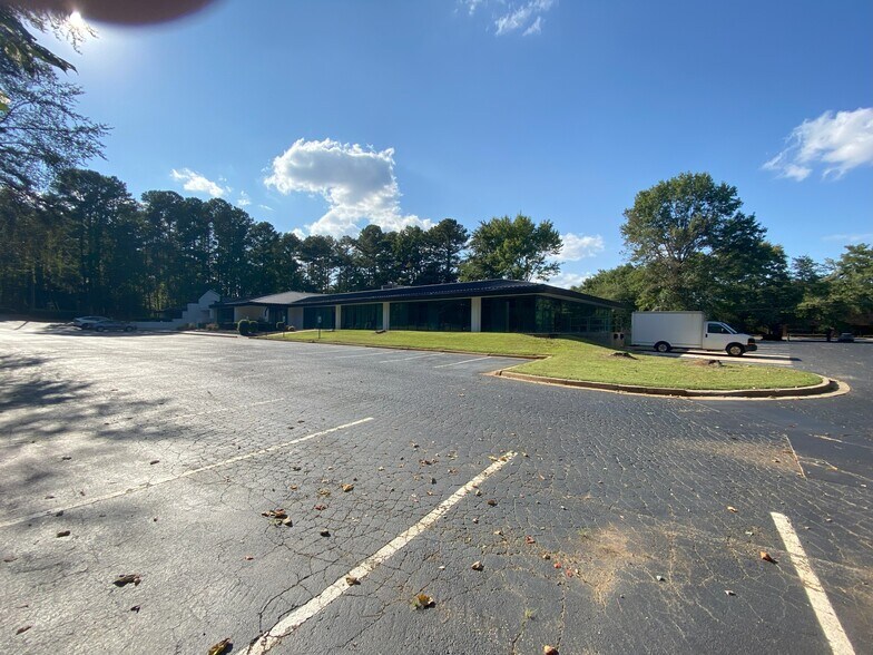 More Photos Of 5000 McGinnis Ferry Rd, Alpharetta Light Distribution For Sale