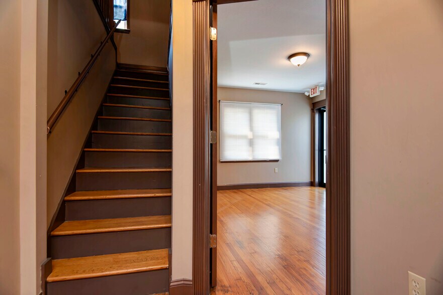 More Photos Of 1484 E Saint Louis St, Springfield Office For Sale