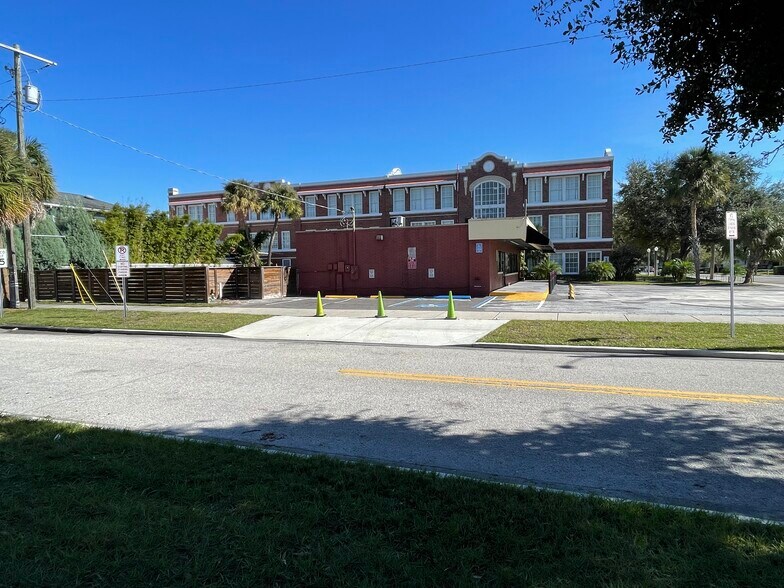 More Photos Of 1021 W Swann Ave, Tampa Supermarket For Lease