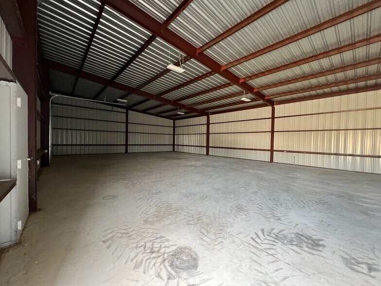 More Photos Of 11324 US Highway 281 N, Round Mountain Warehouse For Lease