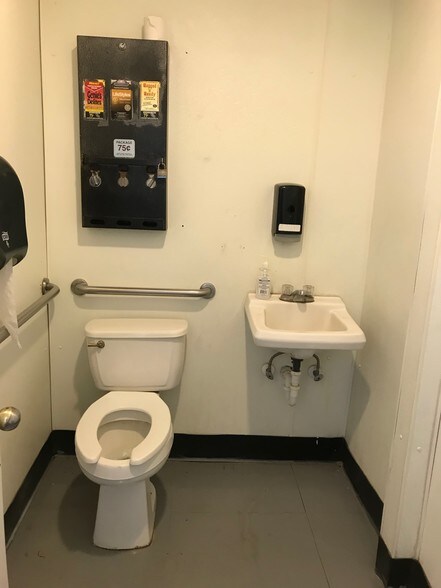 More Photos Of 524 S Main St, Newkirk Service Station For Sale