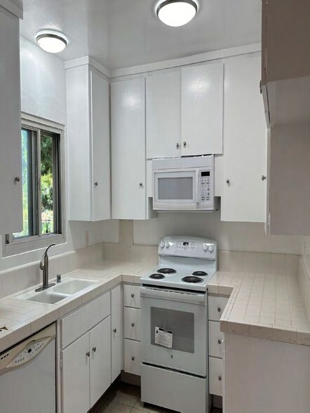 More Photos Of 7736 Paseo del Rey, Venice Apartments For Sale