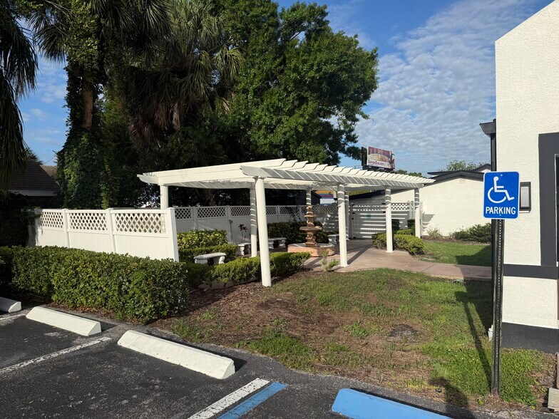 More Photos Of 3328 S Dale Mabry Hwy, Tampa Funeral Home For Sale