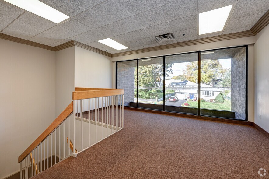 More Photos Of 190 Veterans Dr, Northvale Distribution For Lease