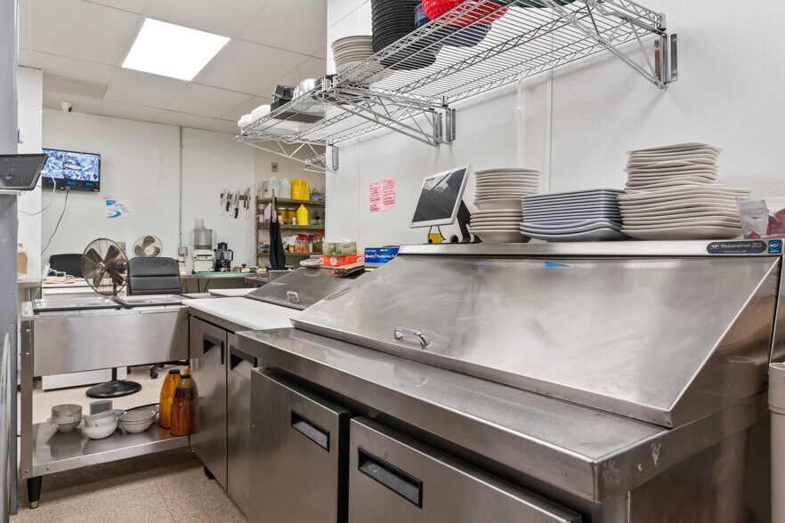 More Photos Of 322-323 W Lee Hwy, Warrenton Freestanding For Lease