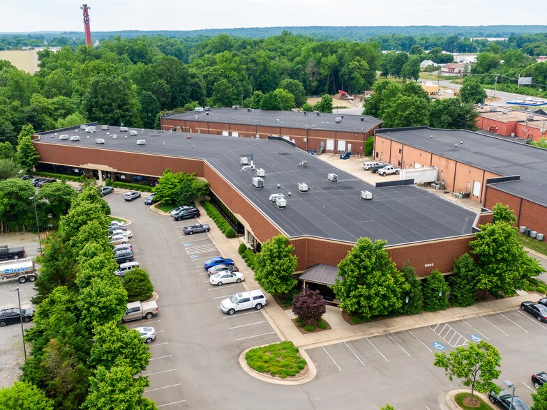 More Photos Of 11905 Bowman Dr, Fredericksburg Showroom For Lease