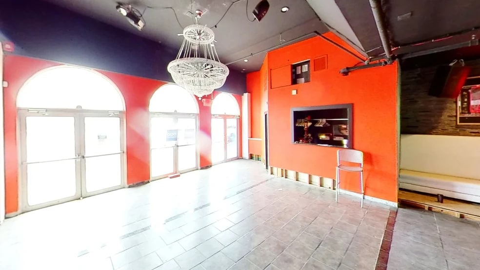 More Photos Of 43 E Main St, Smithtown Bar For Lease