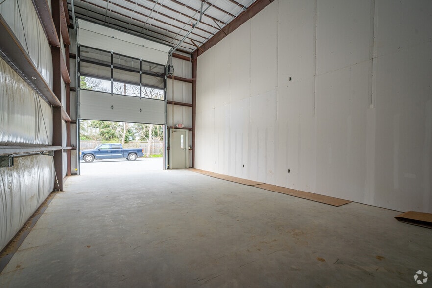 More Photos Of 17214 Huffmeister Rd, Cypress Showroom For Sale