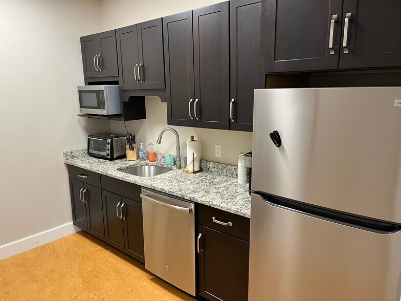 More Photos Of 300 Constitution Ave, Portsmouth Research And Development For Lease