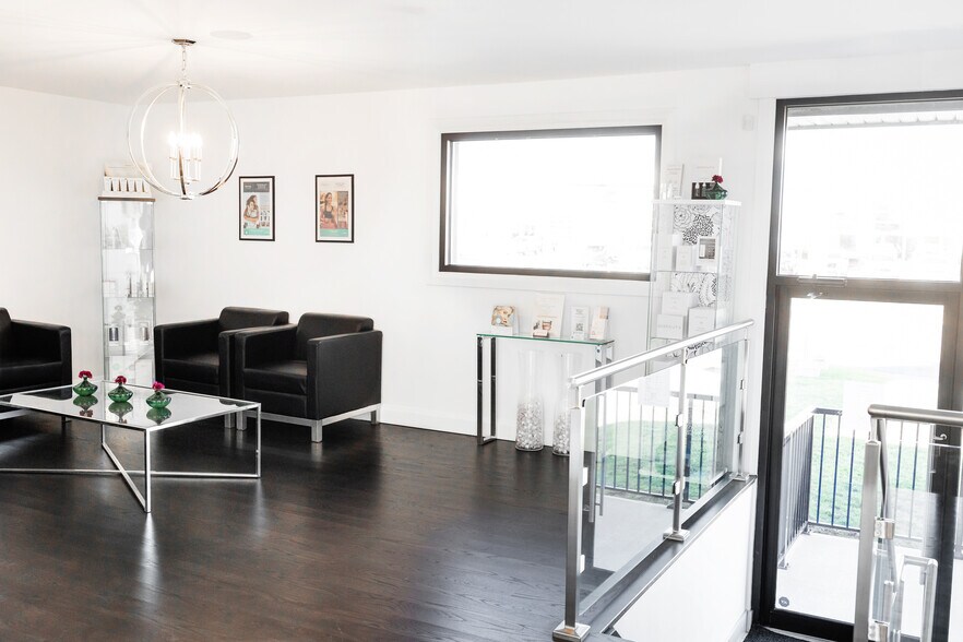 More Photos Of 1533 Dundas St E, Whitby Office For Sale