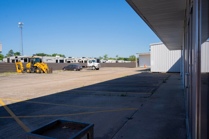 More Photos Of 4925 Avenue H, Rosenberg Warehouse For Lease