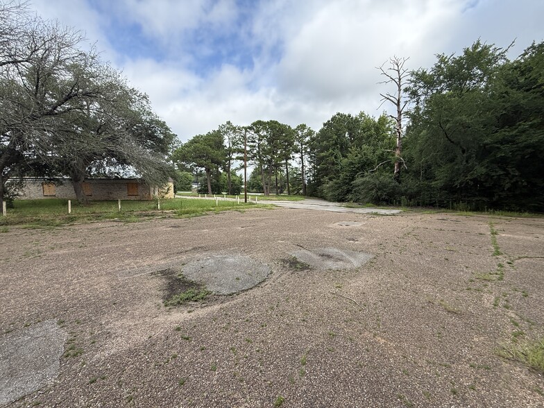 More Photos Of 2901 County 2347 rd, Tyler Dormitory For Sale