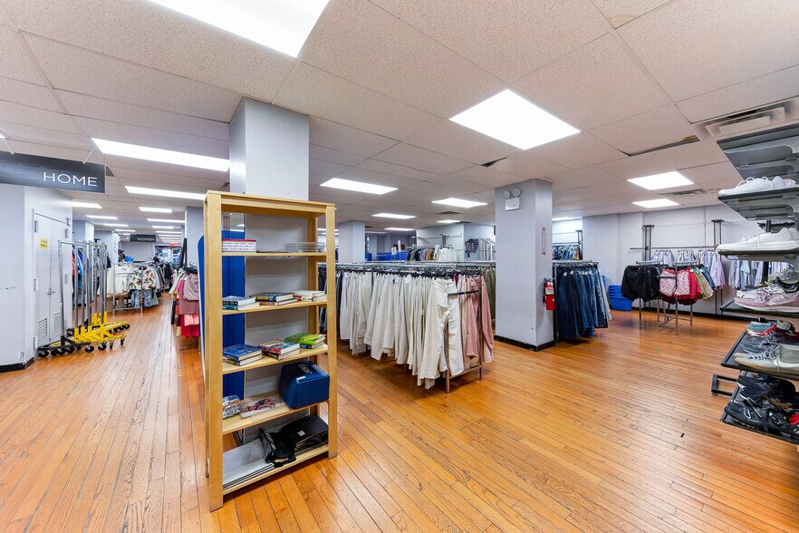 More Photos Of 7 W 14th St, New York Apartments For Lease