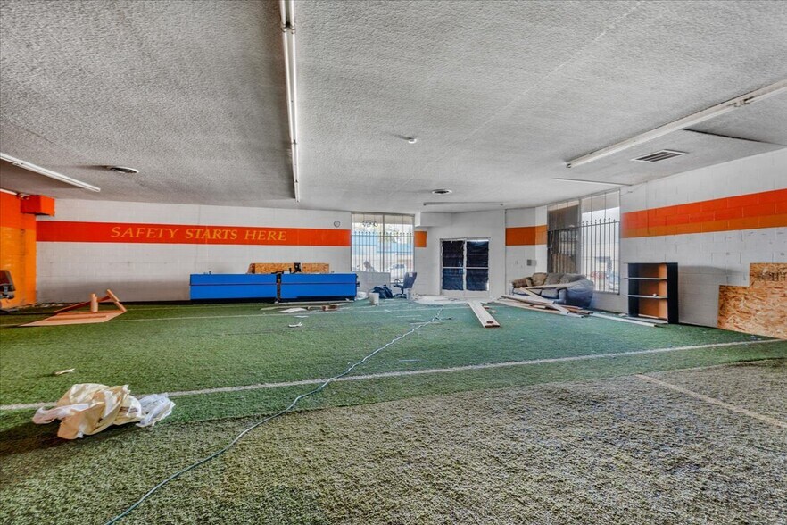 More Photos Of 426 N Blackstone Ave, Fresno Storefront For Sale