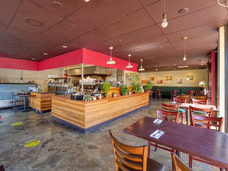 More Photos Of 15928 Ventura Blvd, Encino Storefront Retail Office For Lease