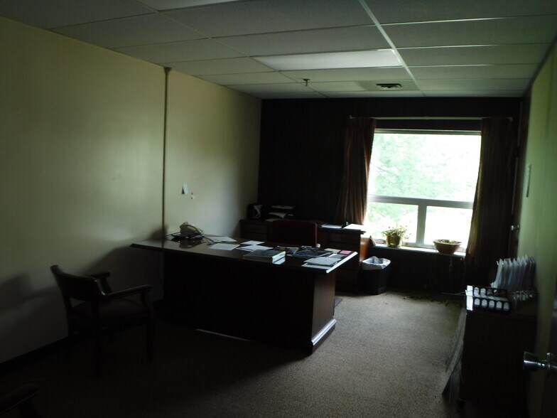 More Photos Of 4203 Curliss Ln, Batavia Office For Sale