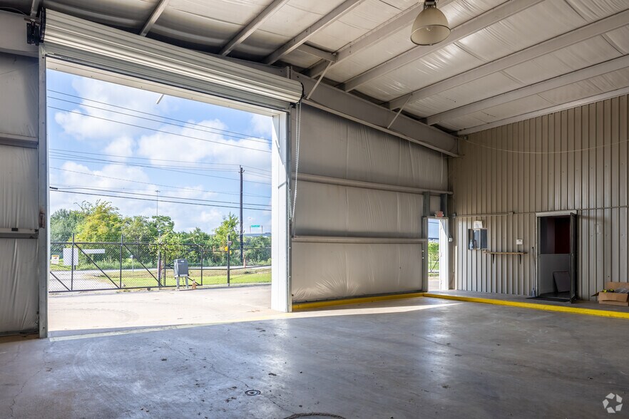 More Photos Of 13523 Conklin Ln, Houston Warehouse For Lease