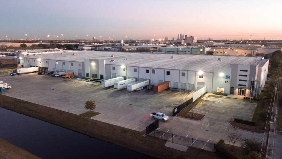 More Photos Of 531 Portwall St, Houston Distribution For Lease