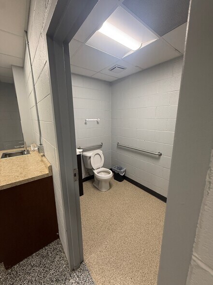 More Photos Of 4901 W 115th St, Alsip Warehouse For Lease