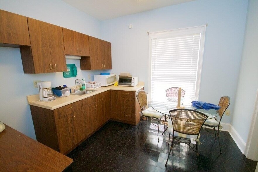 More Photos Of 385 Hawthorne Ln, Athens Medical For Lease