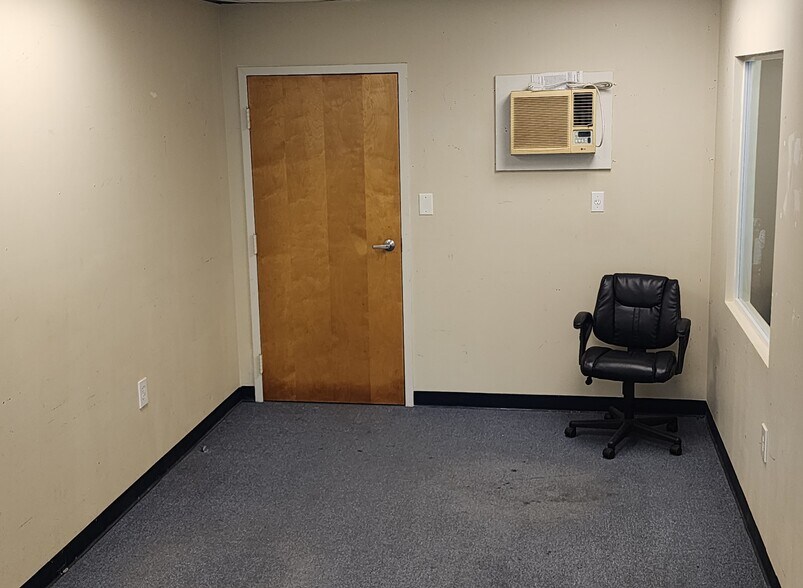 More Photos Of 410-446 NW Lake Whitney Pl, Port Saint Lucie Light Distribution For Sale