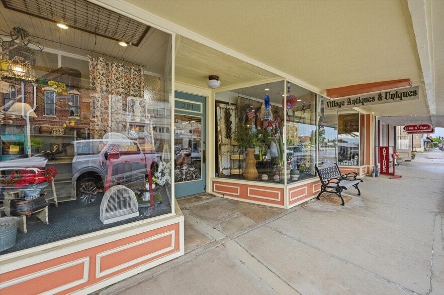 More Photos Of 321 N Main St, Bonham General Retail For Sale