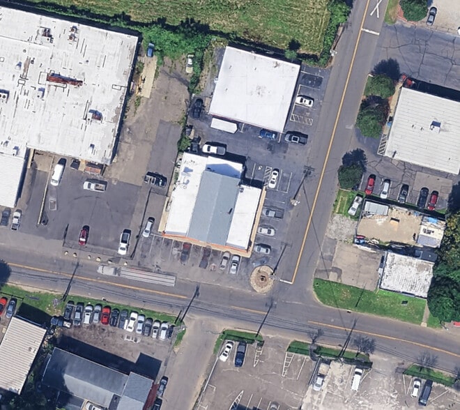 More Photos Of 570 Honeyspot Rd, Stratford General Retail For Sale