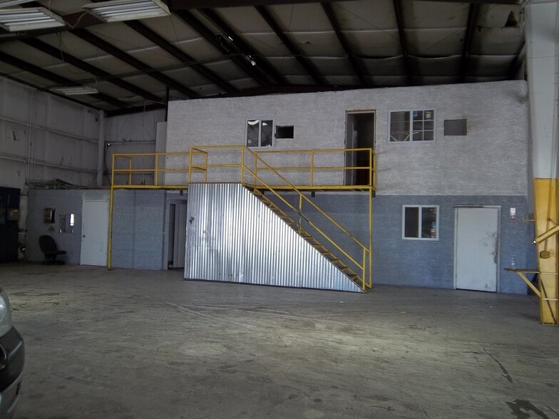 More Photos Of 1315 E Gibson Ln, Phoenix Warehouse For Lease