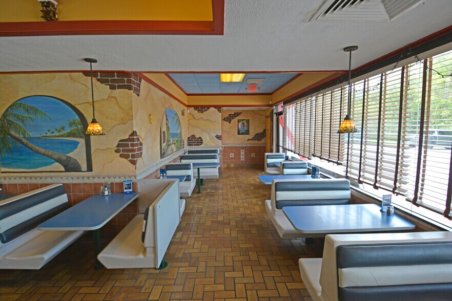 More Photos Of 101 N Us-17, Palatka Drugstore For Sale