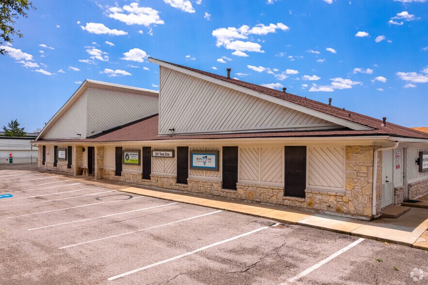 More Photos Of 2651 Texas Dr, Irving Medical For Lease
