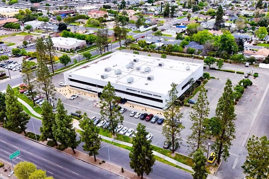 Primary Photo Of 550 E Shaw Ave, Fresno Office For Sale