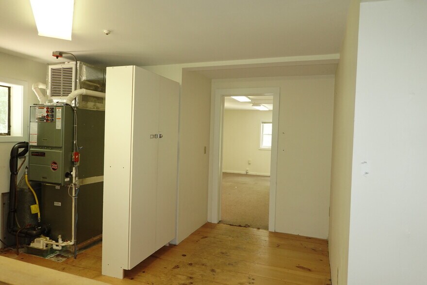 More Photos Of 1 Young Ln, Newmarket Flex For Sale