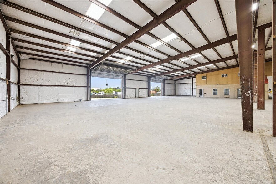More Photos Of 16806 I-35 S, Buda Showroom For Lease