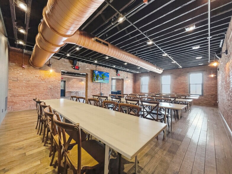 More Photos Of 1430 W Franklin St, Evansville General Retail For Sale