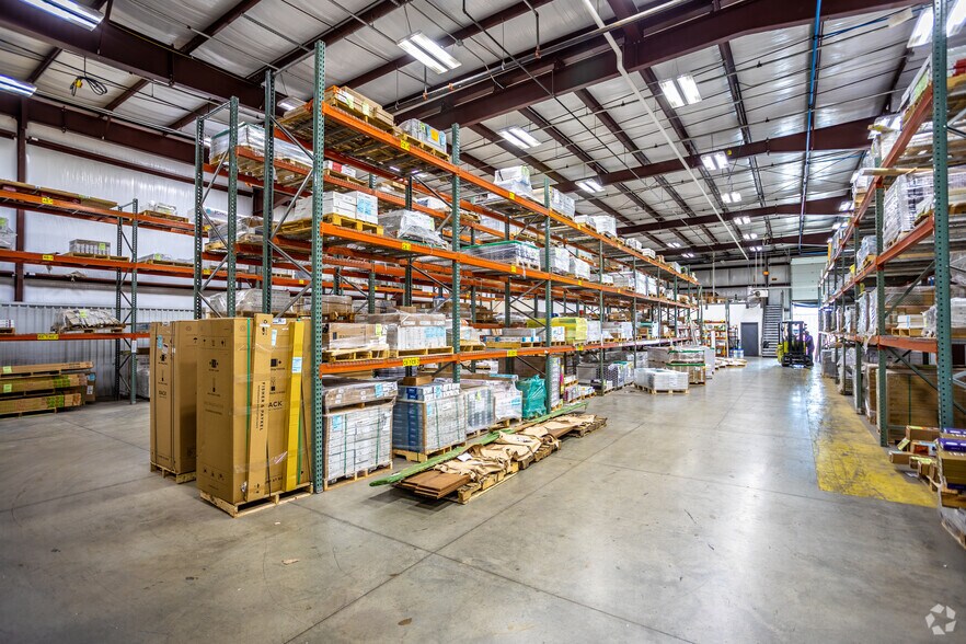 More Photos Of 1800 Hull Ave, Des Moines Manufacturing For Sale