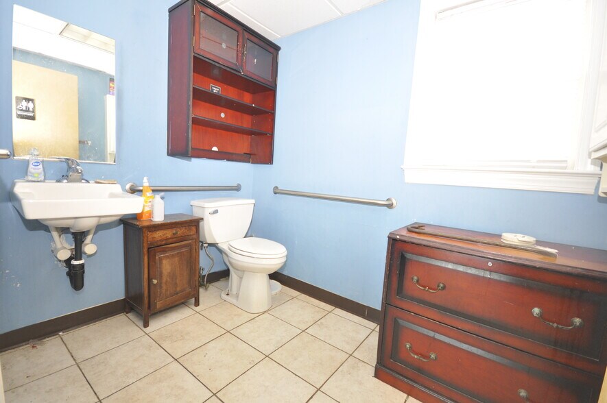 More Photos Of 20 Center Ave, Atlantic Highlands Office Residential For Lease