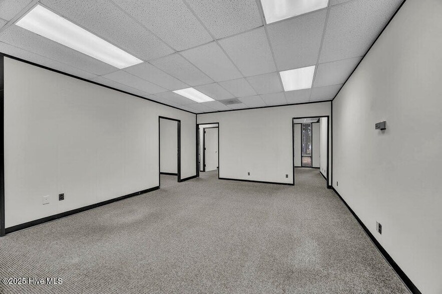 More Photos Of 5041 New Centre Dr, Wilmington Office For Sale