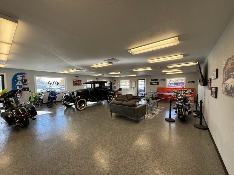 More Photos Of 1585 Valley Dr, Rapid City General Retail For Sale