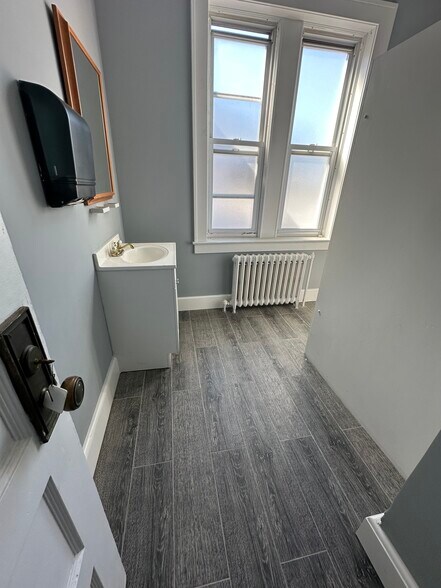 More Photos Of 1291 Paterson Plank Rd, Secaucus Bank For Lease