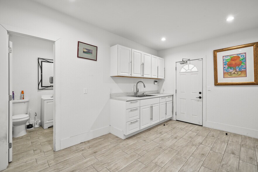 More Photos Of 1130 N Hollywood Way, Burbank Freestanding For Lease