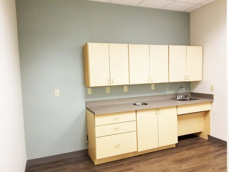 More Photos Of 2142 -2160 W Chesterfield Blvd, Springfield Storefront Retail Office For Lease