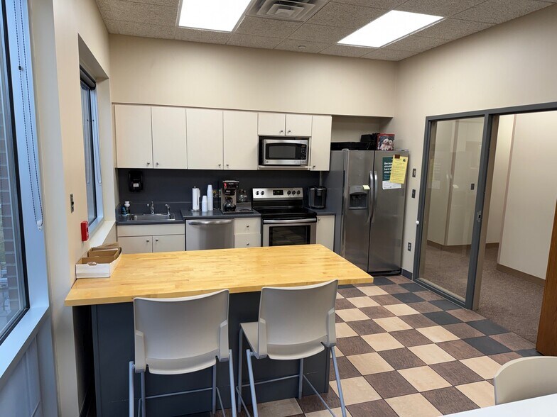 More Photos Of 3333 Landmark Cir, Lincoln Office For Sale