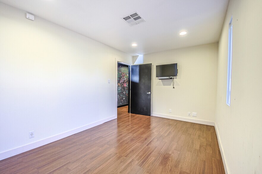 More Photos Of 10800 Ventura Blvd, Studio City Loft Creative Space For Lease