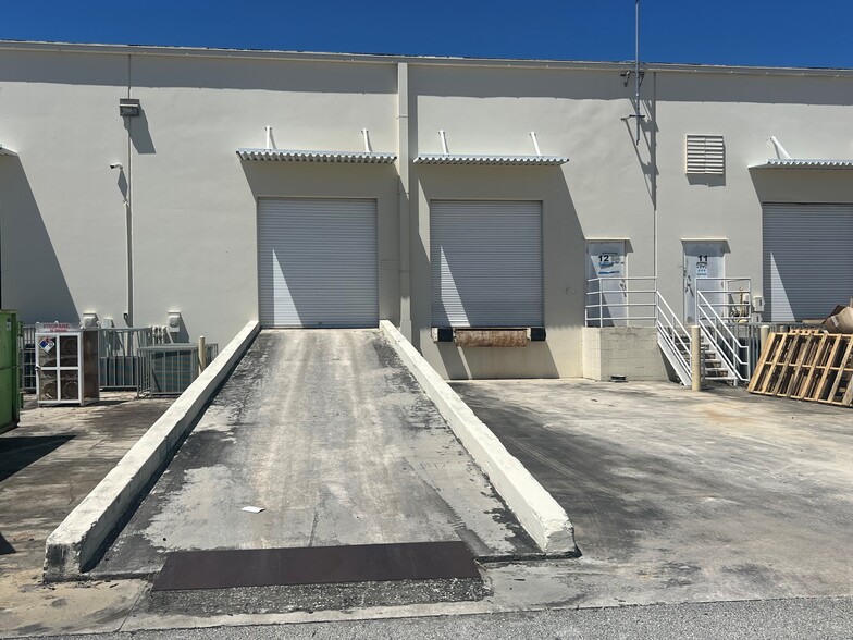 More Photos Of 2000 Avenue P, Riviera Beach Flex For Lease