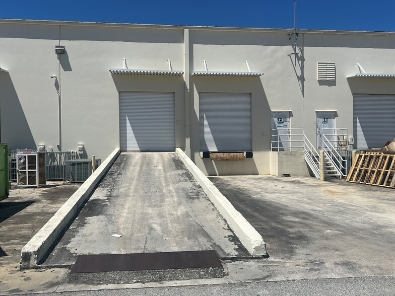 More Photos Of 2000 Avenue P, Riviera Beach Flex For Lease