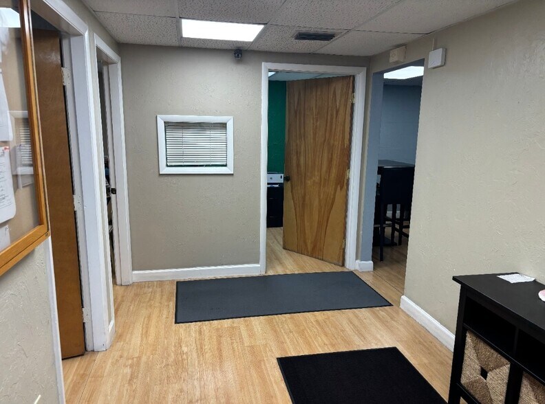 More Photos Of 3600 NE 5th Ave, Oakland Park Truck Terminal For Lease