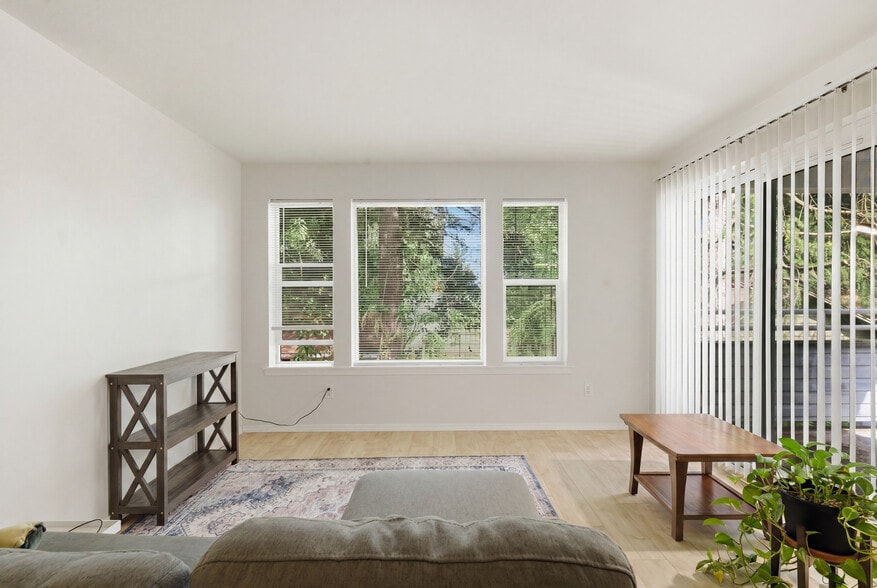More Photos Of 13310 Greenwood Ave N, Seattle Apartments For Sale